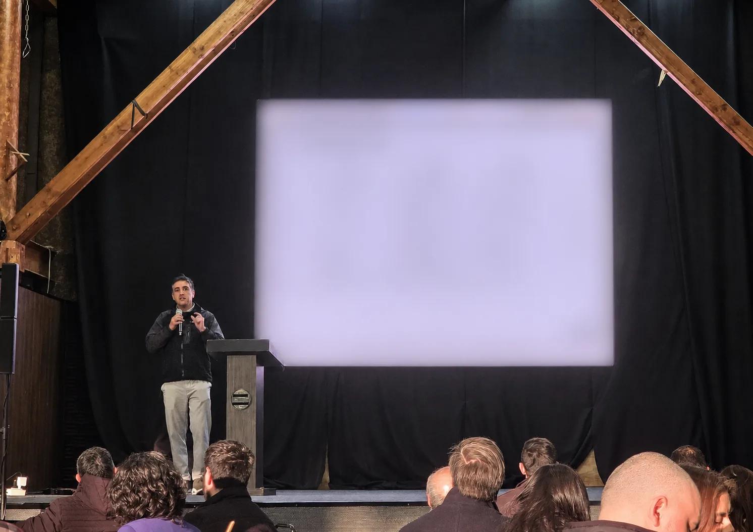 Cristian compartiendo aprendizajes de producto en un evento del sector