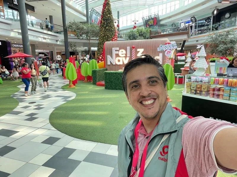 Cristian en terreno con Mallplaza durante el despliegue de Parking Digital