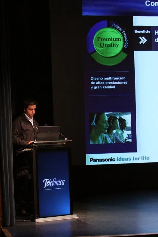 Cristian lanzando productos en un evento de Telefónica